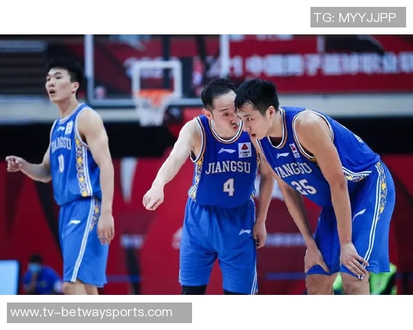 奥特执教首胜喜悦洋溢队员们泼水庆祝难掩激动心情 奥特执教首胜喜悦洋溢队员们泼水庆祝难掩激动心情