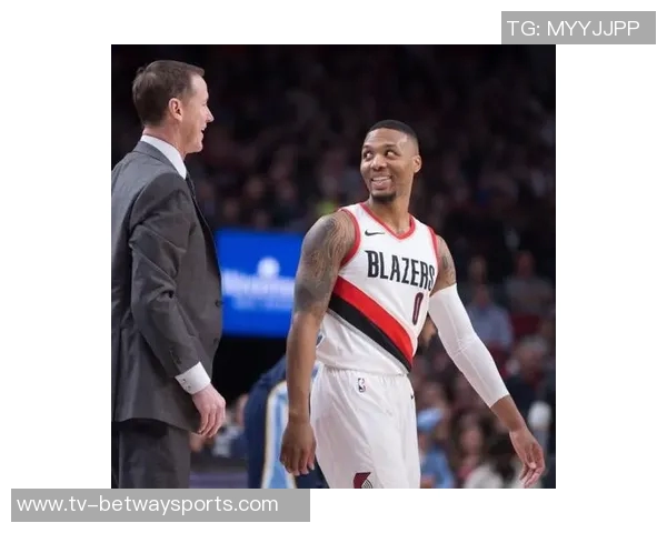 勇士助教斯托茨与昔日爱徒利拉德赛前亲切交流回忆共事岁月 勇士助教斯托茨与昔日爱徒利拉德赛前亲切交流回忆共事岁月